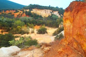 Balade guidée dans le colorado provençal à Rustrel ou à Roussillon avec un guide diplômé