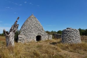 Massif du Luberon le sentier des bories avec un guide de randonnée