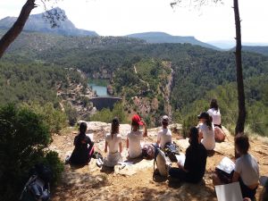 éducation en environnement face au barrage Zola avec des enfants