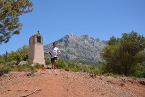 Trail dans Sainte Victoire avec un traileur professionnel diplômé