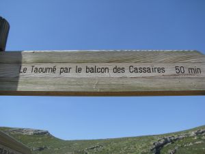 Marcel Pagnol - panneau indicateur du sommet du Taoumé et de la grotte du Gros Hiboux